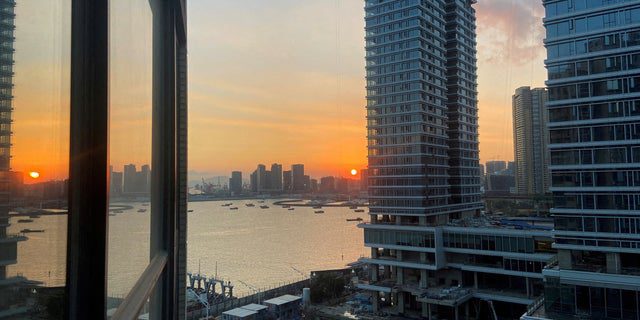 ARCHIVO - Los apartamentos en construcción son fotografiados desde un edificio durante la puesta de sol en el distrito de Shekou en Shenzhen, provincia de Guangdong, China, el 7 de noviembre de 2021.