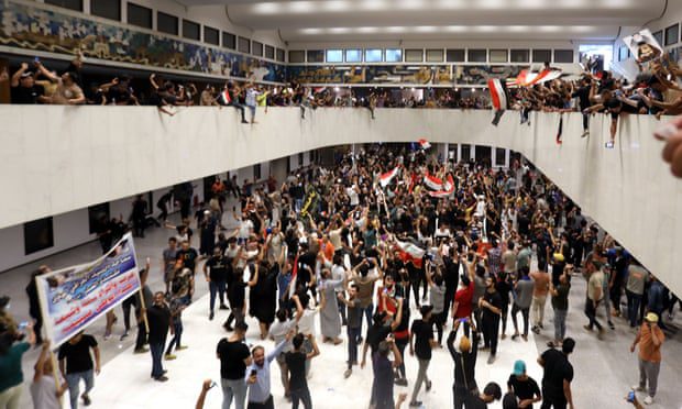 Los manifestantes se reunieron dentro del edificio del parlamento iraquí
