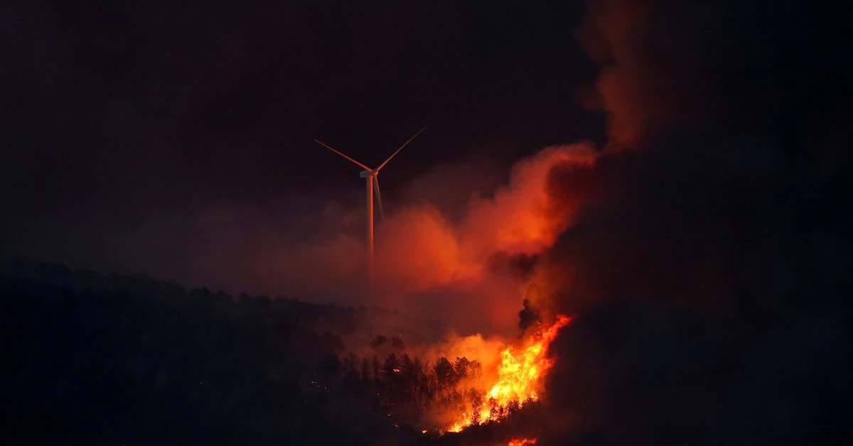Francia lucha contra incendios forestales masivos, Gran Bretaña registra la temperatura más alta de la historia