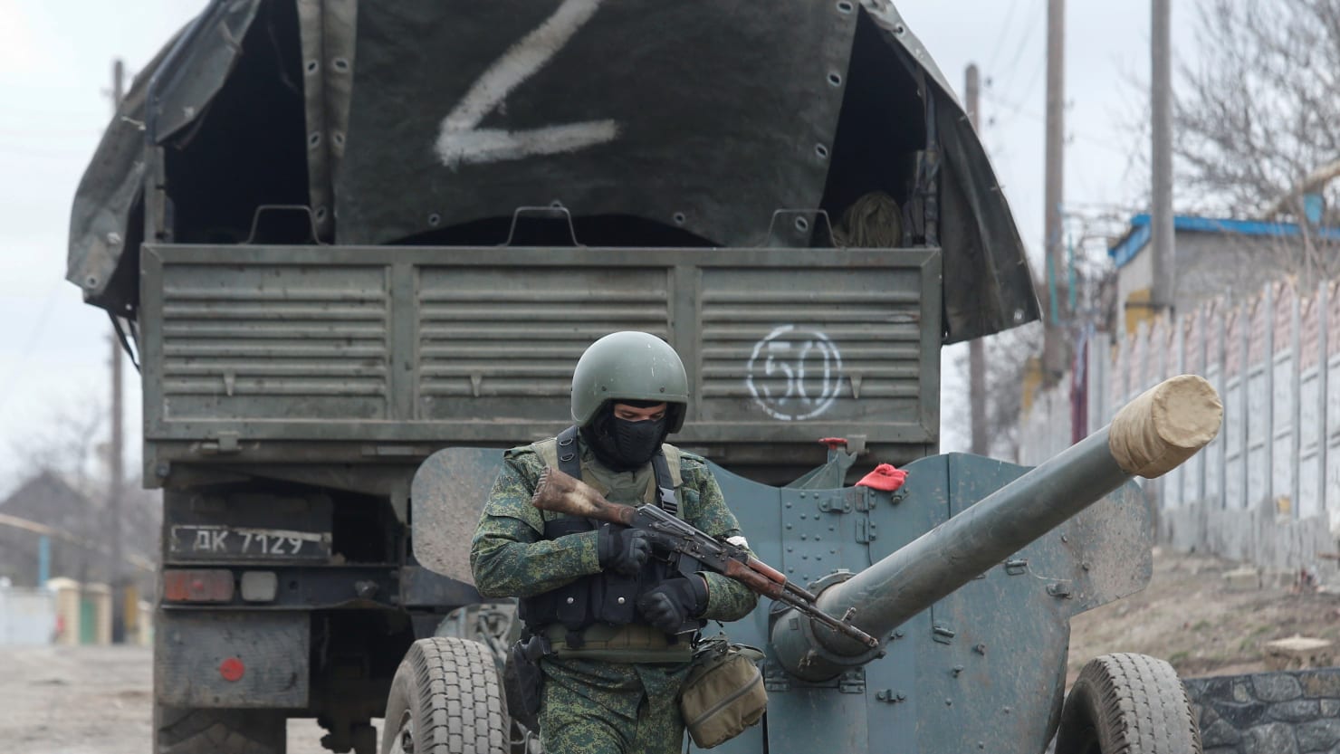 Informe: Cientos de soldados rusos están recluidos en sótanos por negarse a luchar