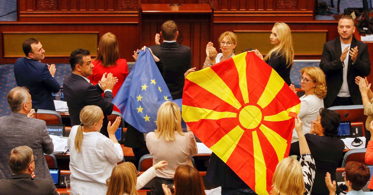 Macedonia del Norte vota para poner fin a la disputa con Bulgaria, allanando el camino para las conversaciones de la UE
