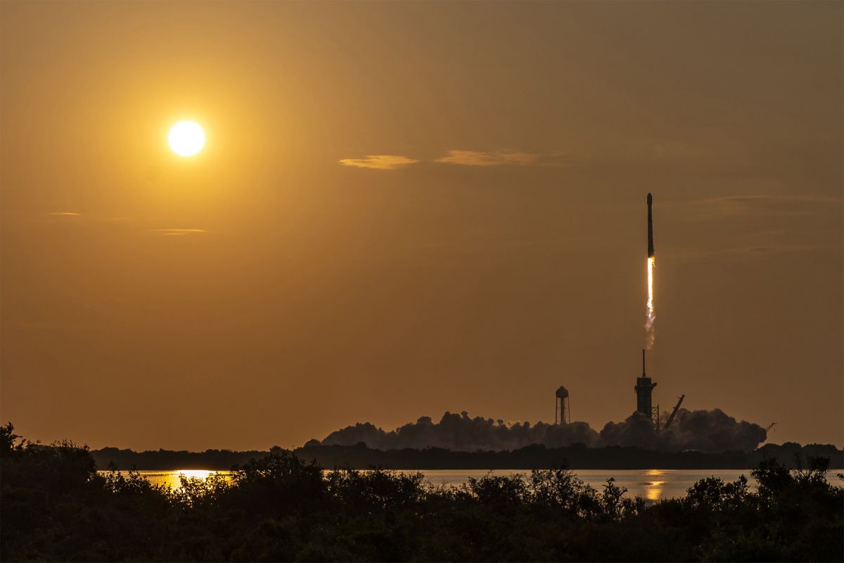 dawn rocket launch photo