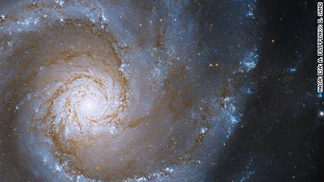 Hubble espía el corazón de una gran galaxia espiral diseñada