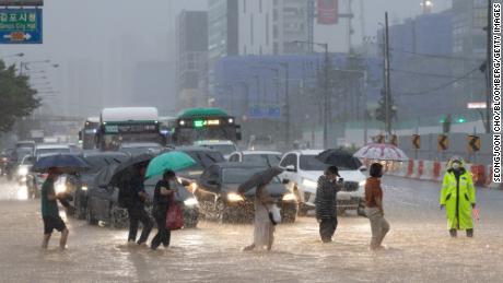 Lluvia récord mató al menos a 9 personas en Seúl cuando el agua inundó edificios y automóviles