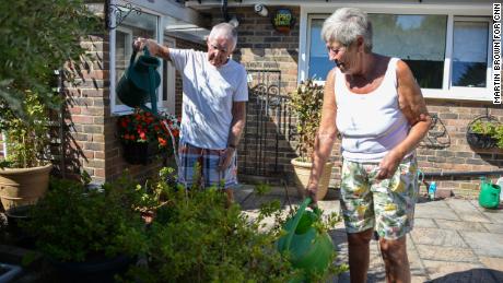 David y Margaret Miller regando sus plantas en su casa de Edinbridge.