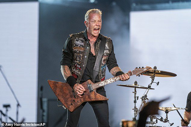 ROCK: El guitarrista rítmico, que ha mantenido una abstinencia total del alcohol desde que se volvió sobrio en 2002, dice que Fran, de 48 años, lo ha ayudado a lidiar con sus problemas de ira.
