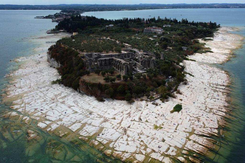 El lago de Garda, el lago más grande de Italia, cae a niveles mínimos históricos