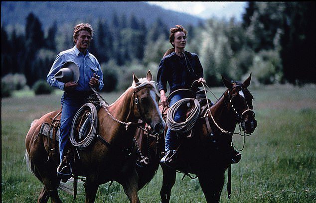 Robert Redford y Kristen Scott Thomas son fotografiados durante una escena en la adaptación cinematográfica de The Horse Whisperer