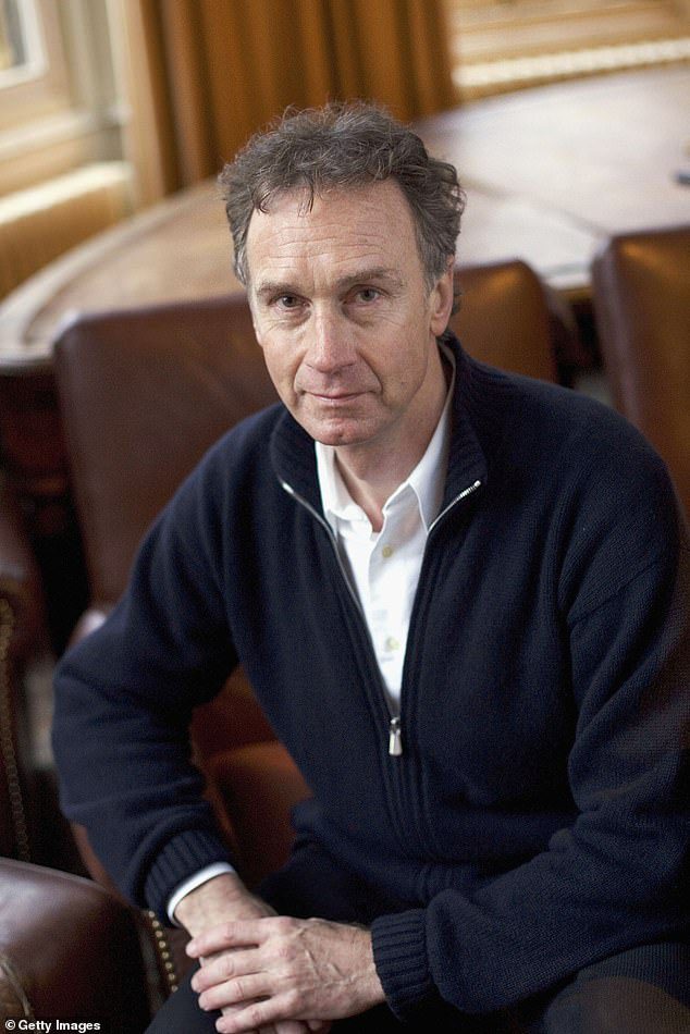Evans posa para una foto en el Festival Literario de Oxford anual en Oxford Union en abril de 2005