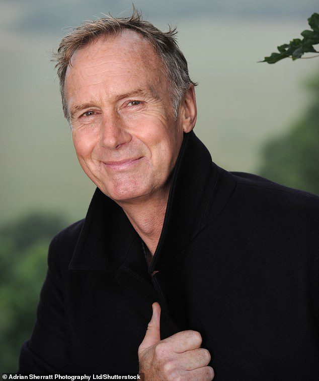 Evans fue fotografiado en su casa cerca de Totnes, Devon, en 2010. El famoso autor murió después de un ataque al corazón el martes.