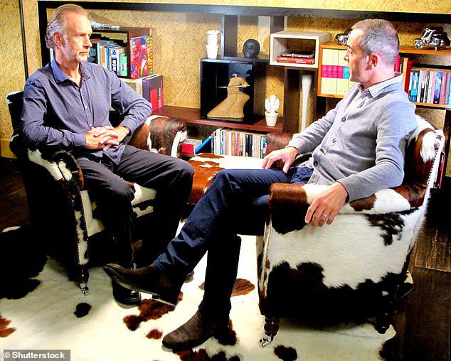 Evans y James Nesbitt se sientan para entrevistas como parte del programa de televisión Living the Life en 2012