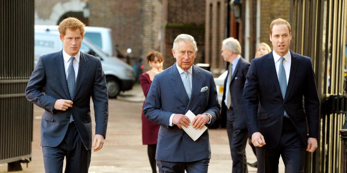 El príncipe Carlos y el príncipe William tratan al príncipe Harry con "cautela" hasta que se publican sus memorias