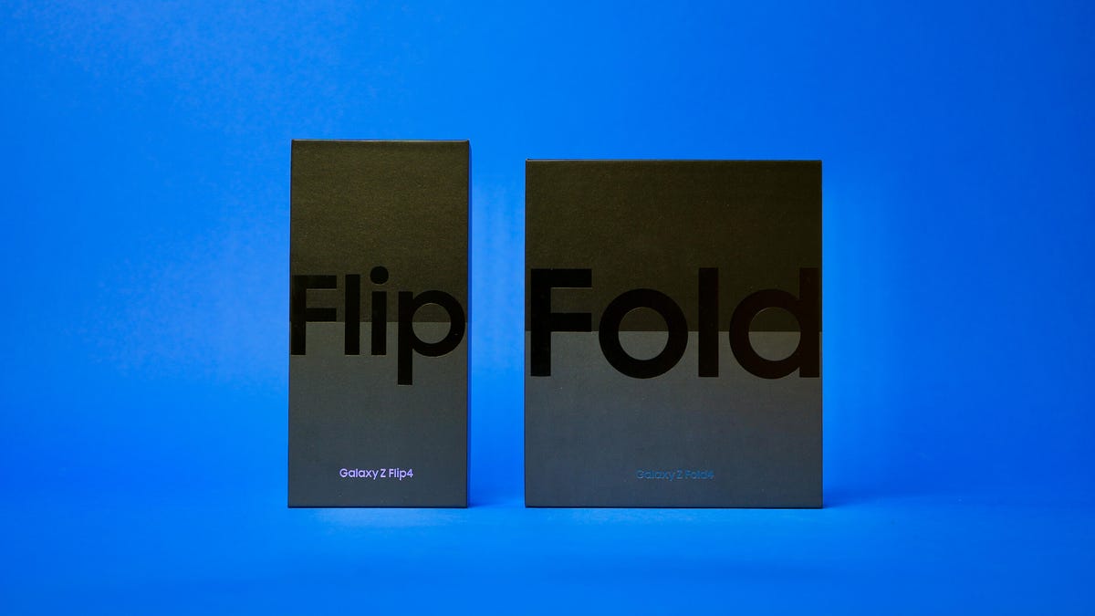 Caja del Galaxy Z Flip 4 junto a la caja del Z Fold 4