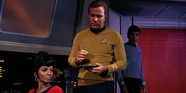 Nichelle Nichols (izquierda, como Uhura) y William Shatner (como el Capitán James T. Kirk) en el puente USS Enterprise en una escena de "trampa de hombre" El primer episodio de "Star Trek," que se emitió el 8 de septiembre de 1966.