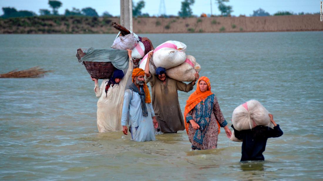 Las inundaciones en Pakistán han afectado a 33 millones de personas en el peor desastre en una década , dice un ministro