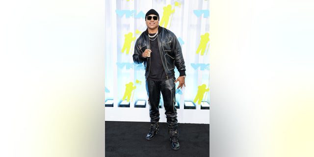 El presentador de los VMA, LL Cool J, optó por una banda de cuero antes de la entrega de premios el domingo por la noche.