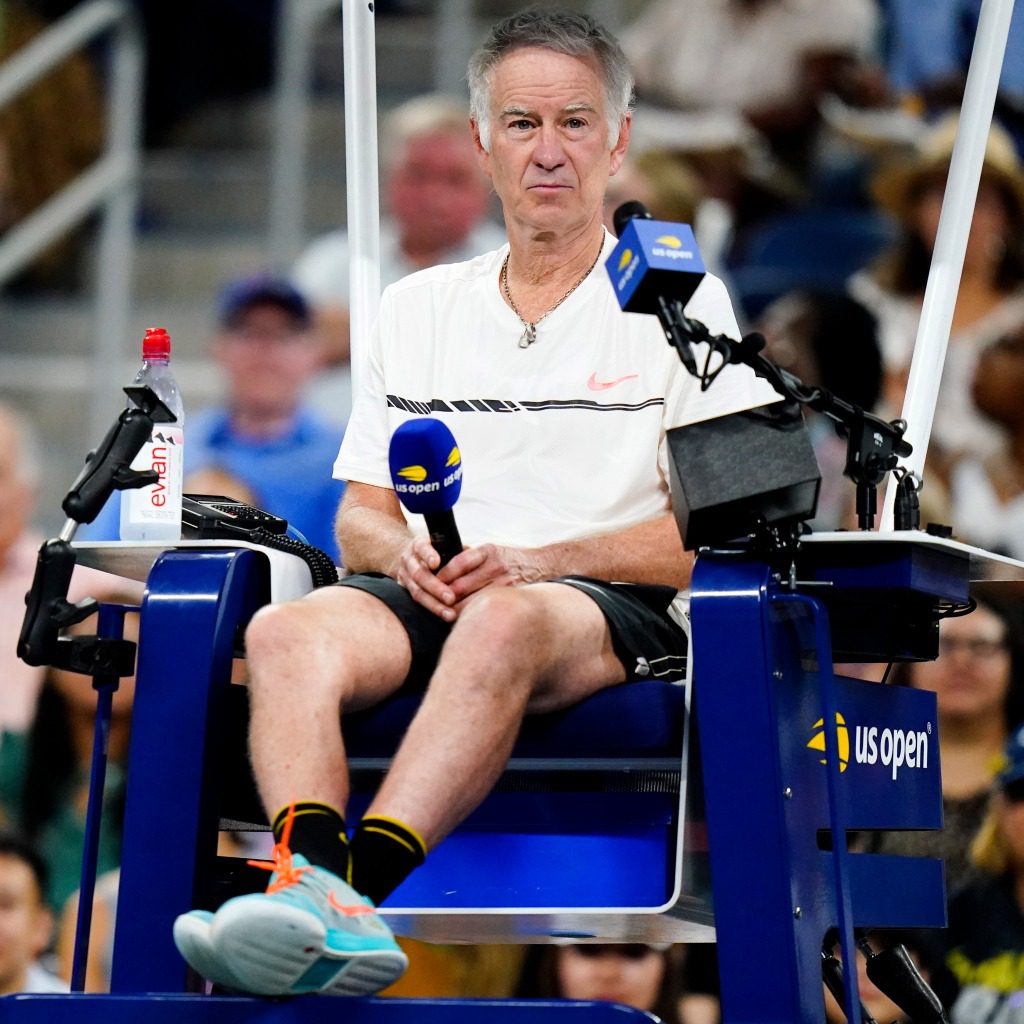 John McEnroe arbitra durante un evento benéfico en el US Open el 24 de agosto de 2023. 