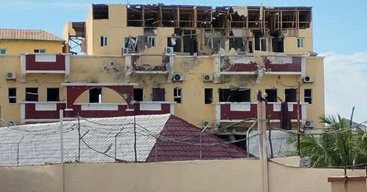 Asedio a hotel en Somalia entra en segundo día, al menos 12 muertos