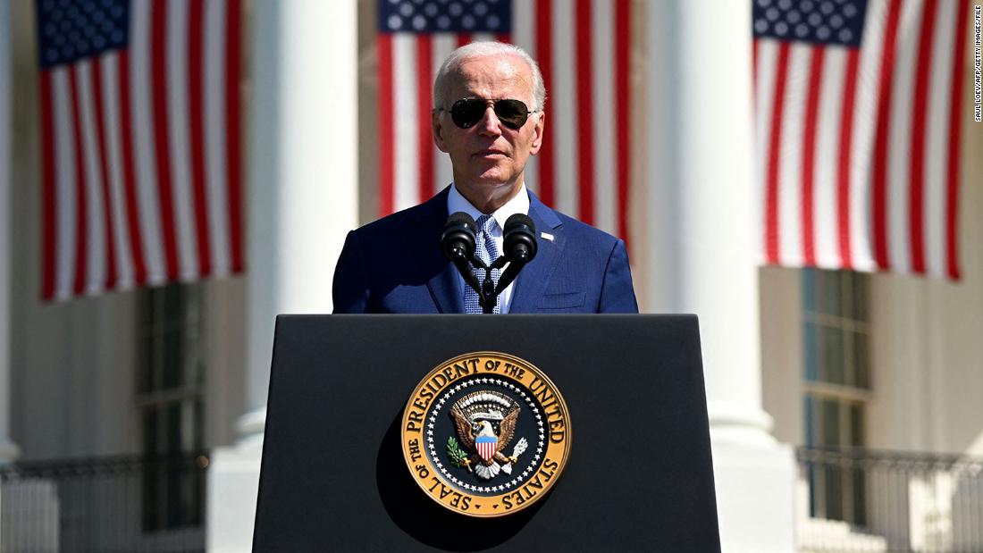 Biden firma la entrada en vigor de la orden ejecutiva para la ley integral de fabricación de chips de EE. UU.