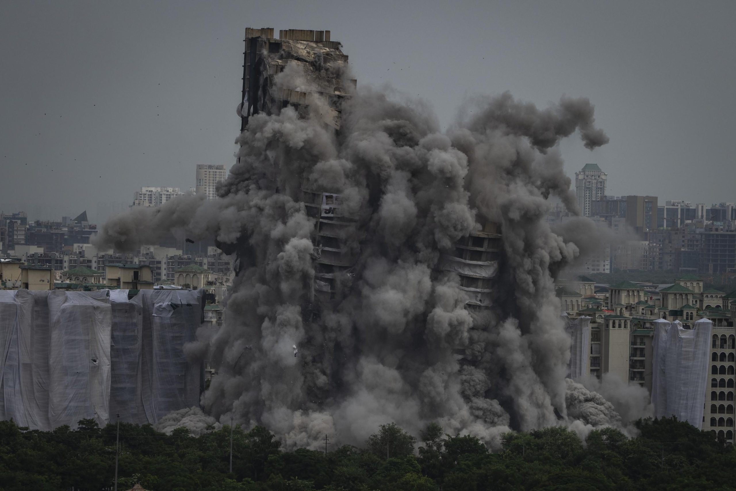 Dos torres de gran altura demolidas en India por violar leyes