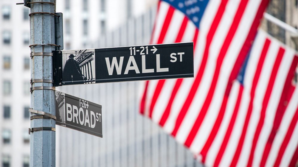 Dow cae después de datos económicos clave, las acciones de BBBY caen un 28%