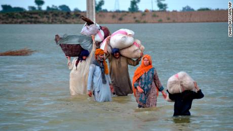 Una familia desplazada vadea en un área inundada en Jafarabad, un distrito de la provincia de Baluchistán, en el suroeste de Pakistán, el 24 de agosto.