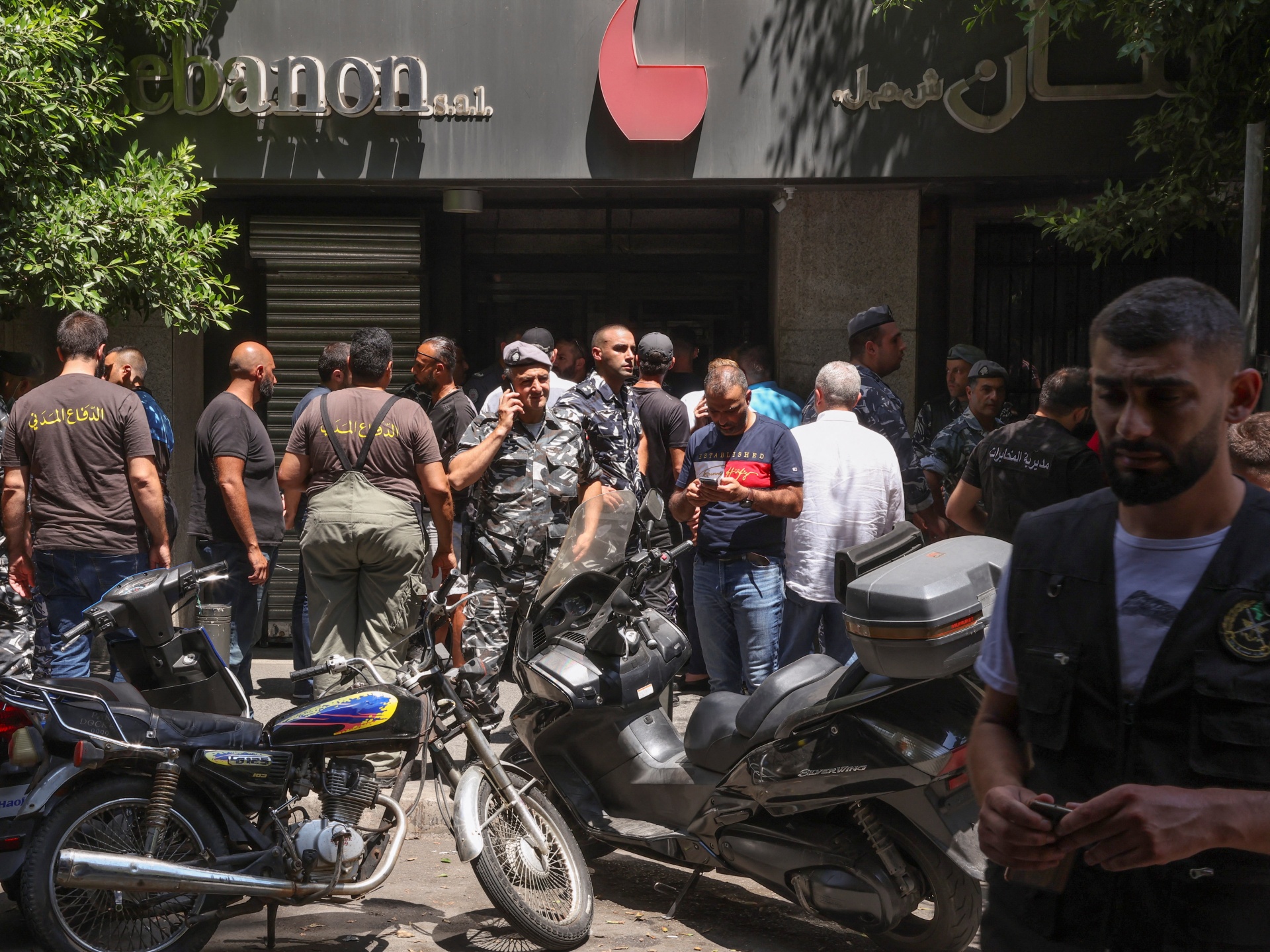 Un hombre armado toma como rehenes a los empleados del Banco del Líbano y exige ahorros |  Noticias