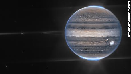 En la imagen compuesta de Webb NIRCam, la Gran Mancha Roja de Júpiter (abajo a la derecha) se muestra en blanco. 