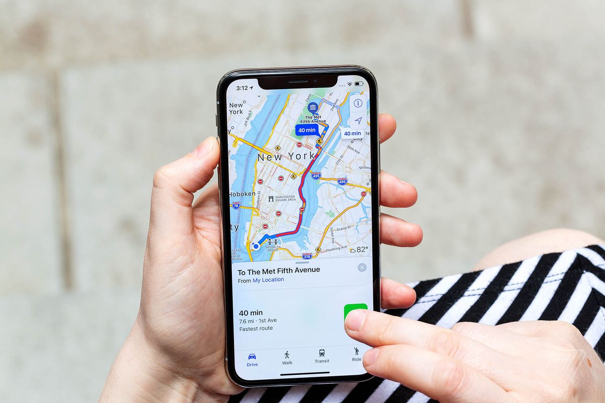Una persona con un iPhone que muestra direcciones a un lugar en la ciudad de Nueva York en Apple Maps.