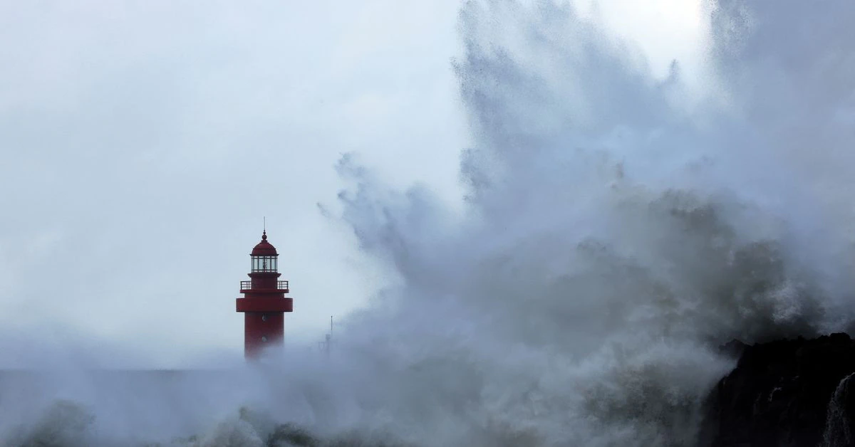 Corea del Sur se prepara para un tifón 'muy fuerte', las empresas limitan las operaciones