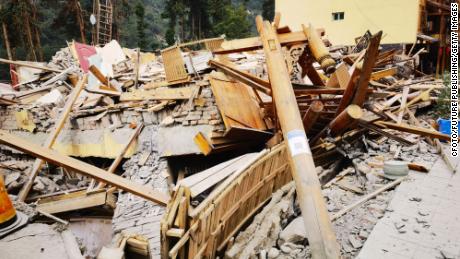 Una casa se derrumba en el condado de Luoding, condado de Ganzi, provincia de Sichuan, China, 5 de septiembre de 2022.