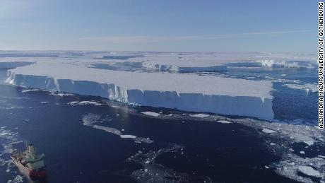 El buque de investigación del Programa Antártico de EE. UU. Nathaniel B Palmer opera cerca de la plataforma de hielo oriental en Thwaites en 2019.
