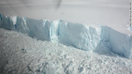 Las imágenes satelitales muestran que la capa de hielo más grande del mundo se rompe más rápido de lo que se pensaba