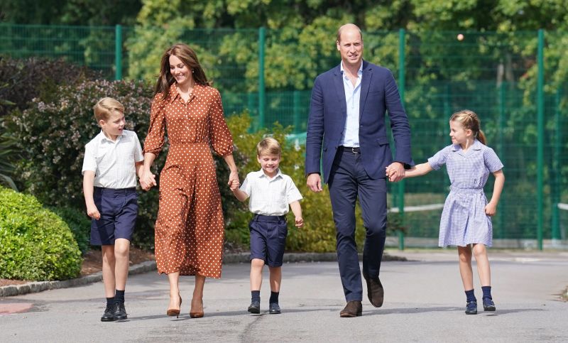 ESCUELA LAMBROOKE: Los niños reales George, Charlotte y Louis llegan en su primer día