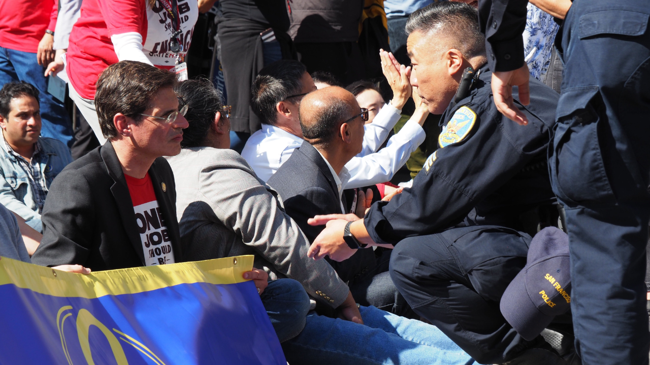Trabajadores del aeropuerto de San Francisco arrestados y martirizados después de 'desobediencia civil'