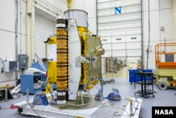 Los miembros del equipo de DART inspeccionan cuidadosamente la nave espacial antes de las pruebas de vibración en julio de 2021 (Crédito de la imagen: NASA/Johns Hopkins APL/Ed Whitman)