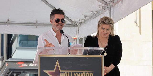 Simon Cowell se refirió a la importancia de la ubicación de la estrella de Clarkson, dada su proximidad a donde ganó. "idolo Americano" hace 20 años.