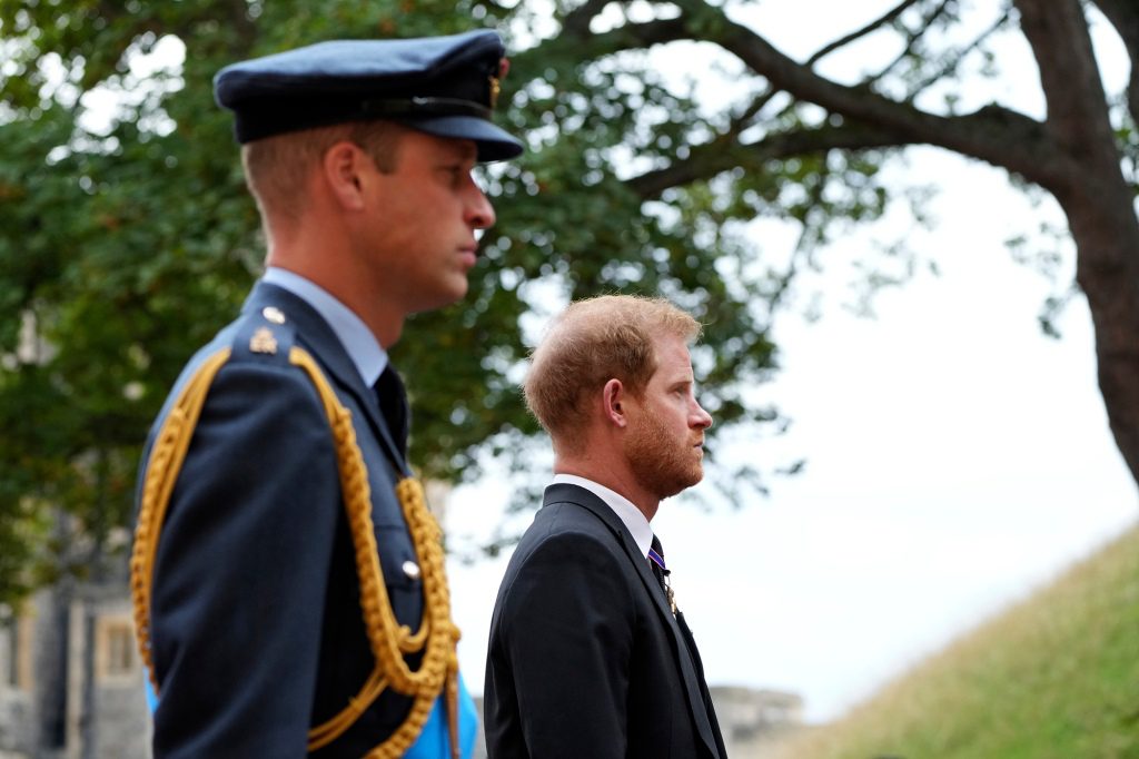 El príncipe Harry y el príncipe William observan el ataúd de la difunta reina Isabel II mientras se dirige hacia la capilla de San Jorge en Windsor, Inglaterra.