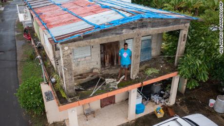 Getsabel Osorio en su casa que fue destruida por el huracán María hace cinco años antes de que Fiona llegara a Luisa, Puerto Rico.