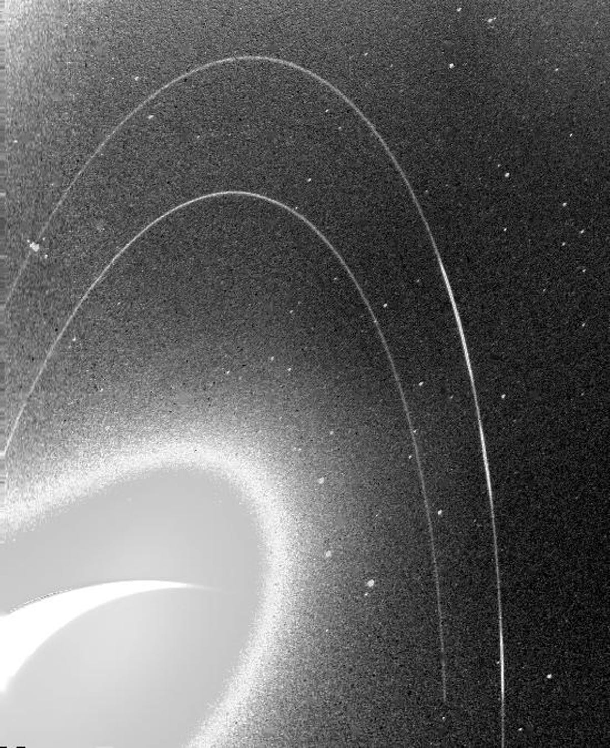 La imagen granulada en blanco y negro muestra los tenues anillos de Neptuno.