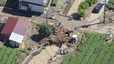 La tormenta tropical Talas arrastró madera y escombros en Shimada, prefectura de Shizuoka, Japón, el 24 de septiembre de 2023.