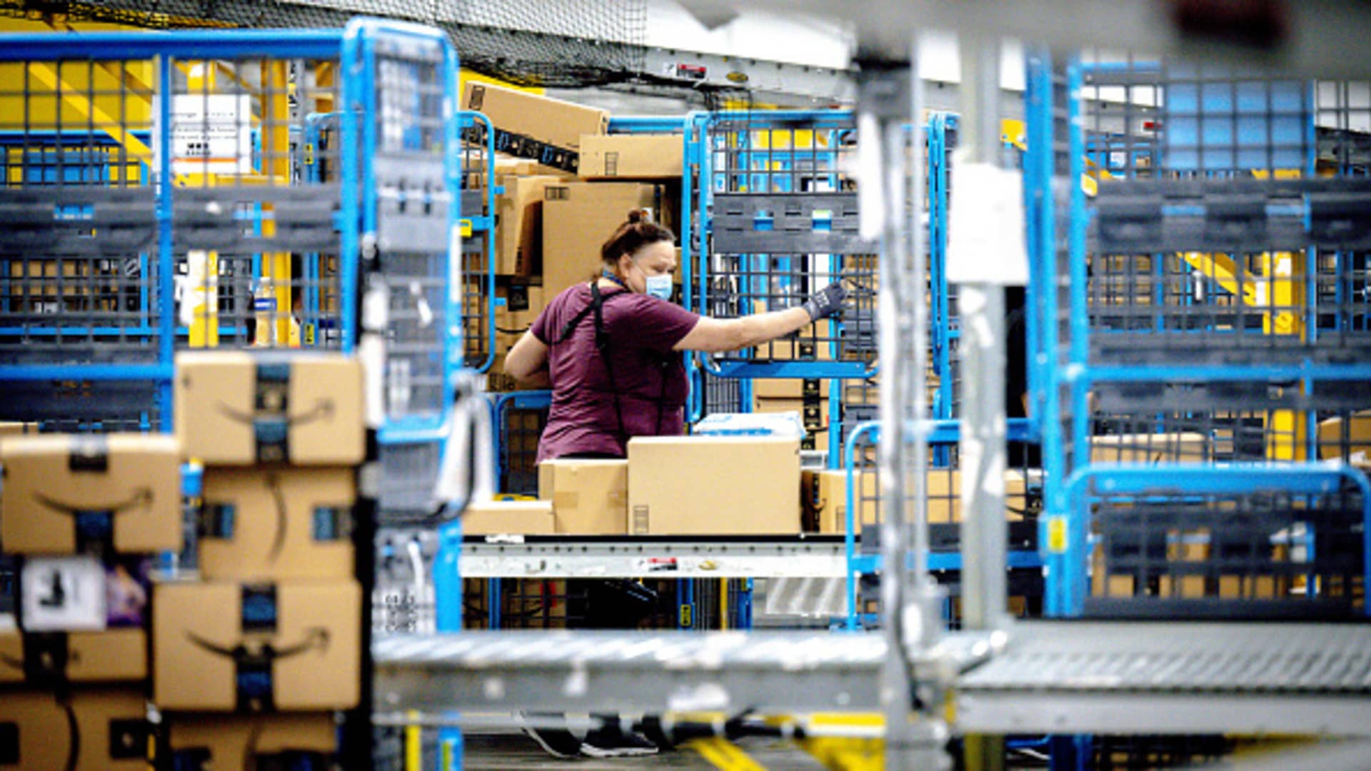Amazon aumenta el salario de los trabajadores de almacén y entrega