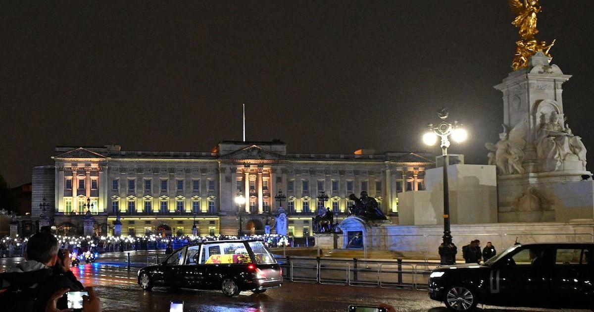 El ataúd de la reina Isabel II llega al Palacio de Buckingham en Londres