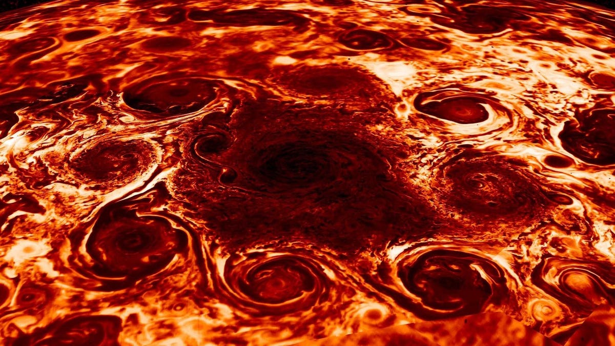 Los científicos observaron nueve ciclones que orbitan en el polo norte de Júpiter