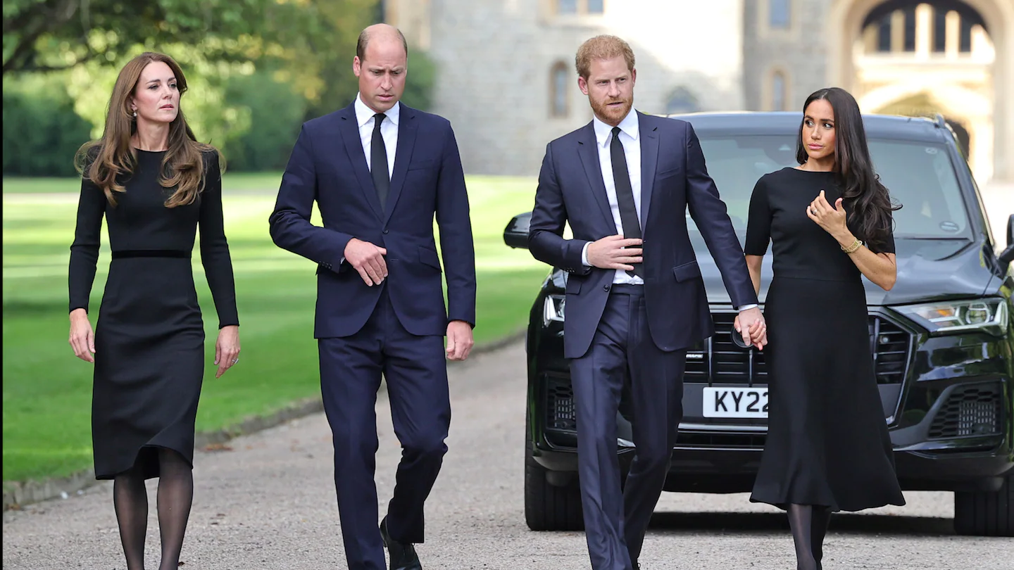 Los príncipes William y Harry con Catherine y Meghan saludan a los dolientes
