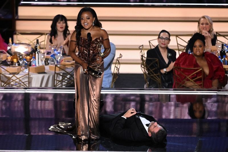 Quinta Bronson tuvo que saltarse a Jimmy Kimmel para aceptar el Emmy