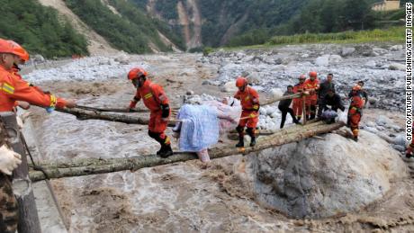 Los equipos de rescate llevan a los heridos en el condado de Luoding, condado de Ganzi, provincia de Sichuan, China, el 5 de septiembre de 2023.