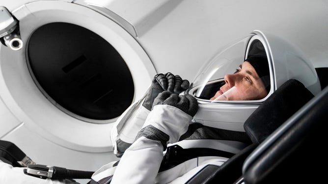 La astronauta Anna Kekina se sienta en una maqueta de la nave espacial que transportará la misión SpaceX Crew-5 de la NASA a la Estación Espacial Internacional durante un entrenamiento en SpaceX en Hawthorne, California.