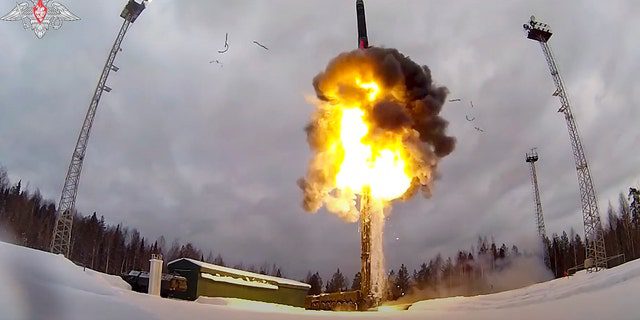 Esta imagen es de un video proporcionado por el servicio de prensa del Ministerio de Defensa de Rusia el 19 de febrero de 2022, que muestra el misil balístico intercontinental Yars.