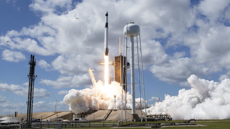 Una cápsula de SpaceX se acoplará a la Estación Espacial Internacional con astronautas internacionales